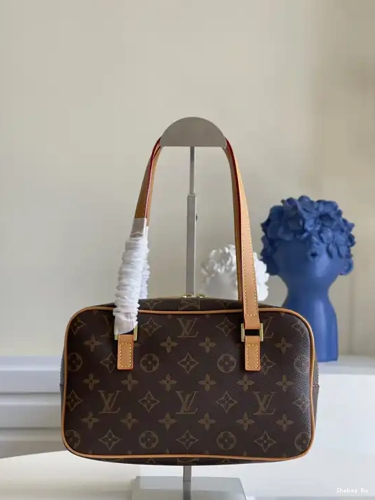 CITE LOUIS VUITTON 0531